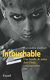 Ce récit, fondé sur une exceptionnelle documentation familiale, raconte une histoire vraie, celle d une famille d intouchables vivant dans l ouest de l Inde au XXe siècle.Un jour de 1927, Damu, le père de l auteur, refusant de subir une humiliation de plus, se révolte et, la nuit tombée, quitte le village en compagnie de sa femme Sonu...Commence alors une aventure qui conduit le couple à vivre les situations les plus extrêmes, celles de l intouchabilité au jour le jour ici et là dans le pays, et à Bombay notamment - misère, violence, mépris - , puis à rejoindre le mouvement de lutte pour l émancipation dirigé à l époque par un intouchable formé aux Etats-Unis, fils des Lumières, le fameux Babasahed Ambedkar, le grand rival de Gandhi dans les années 1930, l homme qui rendit leur dignité aux misérables.Ce combat est loin d être achevé aujourd hui, car si le système des castes a été officiellement aboli en 1950, il continue à prospérer et à régenter la vie des Indiens sous des formes plus ou moins insidieuses, t