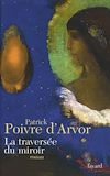  « Sans femme, je ne suis rien du tout », avoue Alexis Dorgel, gynécologue parisien de renom qui se laisse happer, à l approche de la quarantaine, par le vertige d une vie professionnelle surfaite et trouve dans d innombrables aventures un exutoire qui le renvoie très vite à sa propre image, celle d un vide absolu.
					Des circonstances dramatiques le poussent à « traverser le miroir » et à s engager, aux confins du territoire cambodgien, auprès de Médecins sans Frontières. Capturé par les Khmers rouges, tenu pour mort, il s évade trois ans plus tard et revient, méconnaissable, sous une autre identité, rôder autour de sa première vie?
					Dans le style vif et précis qui valut aux précédents livres de Patrick Poivre d Arvor un très grand succès, La Traversée du miroir est un roman aux multiples péripéties et une chaleureuse et profonde analyse de l âme humaine.

								
							
						