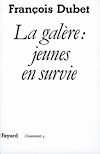 La galère, c est d abord l expérience de ces jeunes dominés par l incertitude, le flottement des projets, les longues périodes d oisiveté entrecoupées de petits boulots, la délinquance présente et peu spectaculaire, le risque de destruction du sujet lui-même. Cependant la galère n est pas uniquement le produit de la crise économique et du chômage; elle apparaît au crépuscule de la société industrielle, lorsque tout un monde se défait morceau par morceau dans ses formes d intégration, ses rapports sociaux et ses modes d action collective.
					De Seraing, ville industrielle wallonne dominée par la culture ouvrière, aux Minguettes à Venissieux avec ses jeunes immigrés, en passant par Orly, Sartrouville, Champigny et Clichy, François Dubet restitue l expérience de la galère, la manière dont elle se construit chez les jeunes et dont elle est perçue par les adultes. Hors des catégories de la sociologie classique de la délinquance, la galère est une action de classe dangereuse faite de désintégration, d exclusion e