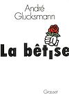 Quiconque réduit la bêtise à une simple faiblesse d esprit la sous-estime ; active, jalouse, conquérante, elle classe, ordonne, exclut ; elle change d avis, mais jamais n avoue se tromper ; elle promet divers avenirs radieux et se propulse moteur dans l histoire. Elle devient la chose du monde la mieux partagée, ses faveurs n épargnent personne ; cueillie sur un écran de télé, affleurant chez Bouvard automobiliste ou Pécuchet diplômé, elle prend le pouvoir chez les puissants de ce monde. Derrière les grandes idéologies, aujourd hui en déroute, elle assure la stabilité des guerres mondiales et dans tous les camps la floraison de l esprit de parti. Plus décisif que la lutte des classes et les conflits de générations - le combat avec la bêtise ?

								
							
						