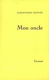 Je n attendais pourtant pas grand-chose de ce dialogue entre Madame le Ministre et Joël Quiniou, mon oncle, mais au bout de deux ou trois minutes la conversation a glissé vers des choses très belles, très sensibles.
? Je suis parfois tellement triste, a-t-il dit.
Et en effet, on l imaginait sur la pelouse de n importe quel stade immense, avec cette foule hurlante qu il n entend plus, sa solitude et sa tristesse au moment où il vient de se rendre compte qu il a fait une erreur. Ce qu on appelle une erreur d arbitrage.
Mais il en va du football comme du reste : les injustices ne se rattrapent pas. Il faut rester le doigt tendu vers le ballon, intraitable, avec cette sensation, là, seul contre tous, cette sensation que j éprouve moi aussi en écrivant toutes ces horreurs sur ma famille. Sur mon oncle : l exaltation du doute.
Il s agit aussi d acquérir une certaine réputation. La réputation est une affaire de temps, rien de plus.
Combien de temps a-t-il fallu à mon oncle pour faire comprendre aux footballeurs qu i