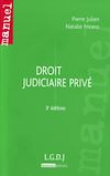 
Le droit judiciaire privé est une matière essentielle parce qu il met en oeuvre un droit fondamental du citoyen : celui de recourir au juge pour obtenir la sanction des droits. L effectivité du droit au juge est garantie par l octroi d une action en justice permettant de s adresser à une juridiction dont la compétence est définie et protégée : ces points sont envisagés dans le cadre des notions fondamentales du procès (1re partie). L étude de la procédure (2e partie) permet d analyser les droits procéduraux substantiels des plaideurs dans le déroulement de l instance, jusqu au prononcé du jugement. L exercice des droits de la défense se prolonge au-delà du prononcé de la décision, par l ouverture de voies de recours (3e partie). Comme le recours à un juge étatique n est pas le seul mode de résolution des conflits, l ouvrage étudie également les modes non judiciaires de règlement, comme l arbitrage, la conciliation ou la médiation (4e partie). 

Ce manuel s adresse aux étudiants des 2e et 3e cycles, à ceux de