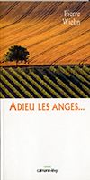 Petit Pierre a presque neuf ans. Sa vie aux Coudriers, entre Armand, le maître de céans, Pierre, le vieux « domestique », et tante Charlotte, est douillette. On mange à sa faim, on parle de la vie, de la mort, de la vigne et de la guerre pendant la veillée, une fois la table débarrassée et la « goutte » servie.Et tous les soirs, on écoute Radio Londres. Car on est en 1944, et c est la guerre. Son fracas parvient assourdi à la ferme, dont la vie est rythmée par les saisons et le travail de la vigne dans ce coin protégé de Charente-Maritime où l on produit le cognac et où Petit Pierre a été mis en sécurité par ses parents. D autres adultes balisent la vie de Petit Pierre, tels des repères : le curé, le père Elysée, et l instituteur, Monsieur Griffarin.Le triangle qu ils forment dessine les contours d une société pieuse mais point dévote, conservatrice mais pas obscurantiste, en paix avec elle-même et qui s est recroquevillée sur ce bonheur, et pourtant attentive au bruit de bottes et aux cris des victimes, là-b