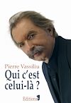 Qui c est celui-là ? Un poète qui manie les notes et les mots comme le faisait Brassens, son parrain dans le métier ! Oui, mais pas seulement. Dans cette ballade autobiographique, l ami Vassiliu revisite son enfance chaotique, marquée par sa passion pour les chevaux et pour le jazz. Il revient sur son expérience militaire en Algérie où, jeune appelé, il se trouve propulsé sans transition dans le monde des adultes.Depuis toujours, la musique est pour lui une alliée, une confidente. Elle apaise les douleurs et panse les blessures. Elle lui sert aussi à user et abuser de la provoc .  Et il ne s en privera pas ! La Femme du sergent, chanson antimilitariste, lui vaut quelques déconvenues mais l admiration des copains. Et pour Pierre, l amitié, ça compte.Après un passage au fameux Petit Conservatoire de Mireille, il entreprend une tournée des cabarets où il rencontre quelques futures « pointures » : Bobby Lapointe, Barbara?Engagé sur les tournées des yé-yé, il assure les premières parties à l Olympia et croise les 