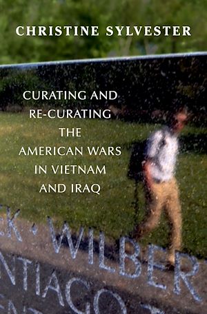 Téléchargez le livre :  Curating and Re-Curating the American Wars in Vietnam and Iraq
