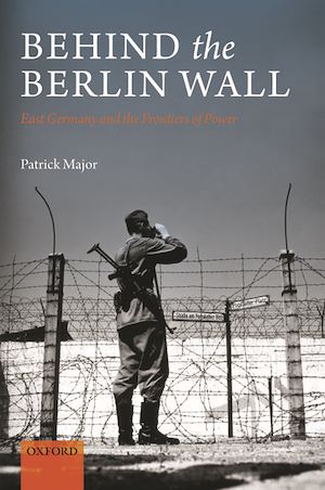 Téléchargez le livre :  Behind the Berlin Wall