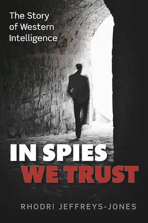 Téléchargez le livre :  In Spies We Trust