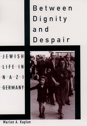 Téléchargez le livre :  Between Dignity and Despair