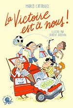 Télécharger le livre :  La victoire est à nous ? roman jeunesse ? sport ? foot ? voyage ? amitié ? road-trip ? fans ? passion ? compétition ? Coupe du monde ? Ligue des champions ? Dès 9 ans