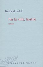 Télécharger le livre :  Par la ville, hostile