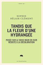 Télécharger le livre :  Tandis que la fleur d'une hydrangée posée sur le sous-main en cuir résiste à la décoloration