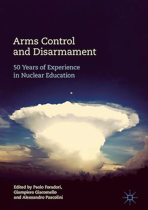 Téléchargez le livre :  Arms Control and Disarmament
